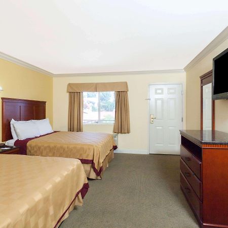 Travelodge By Wyndham Brea Bagian luar foto