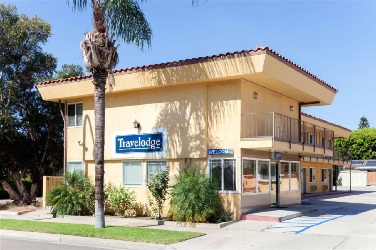 Travelodge By Wyndham Brea Bagian luar foto