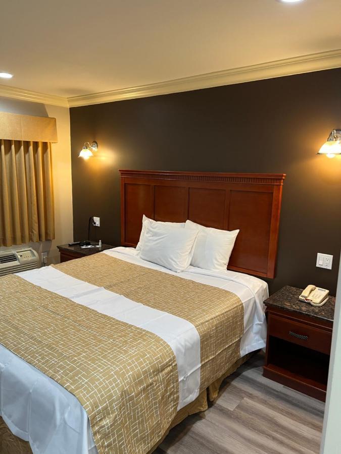 Travelodge By Wyndham Brea Bagian luar foto
