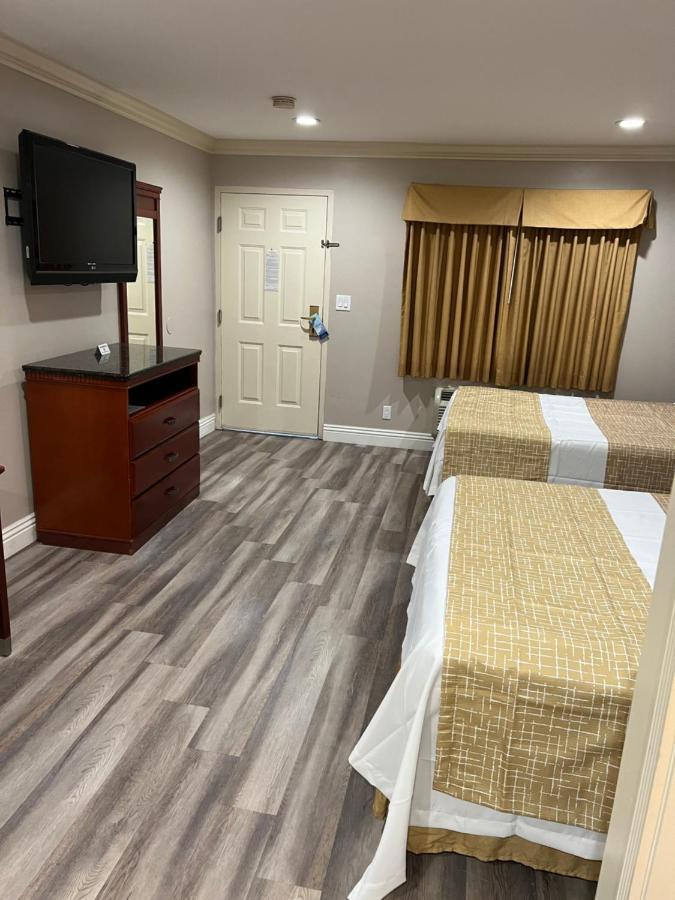 Travelodge By Wyndham Brea Bagian luar foto