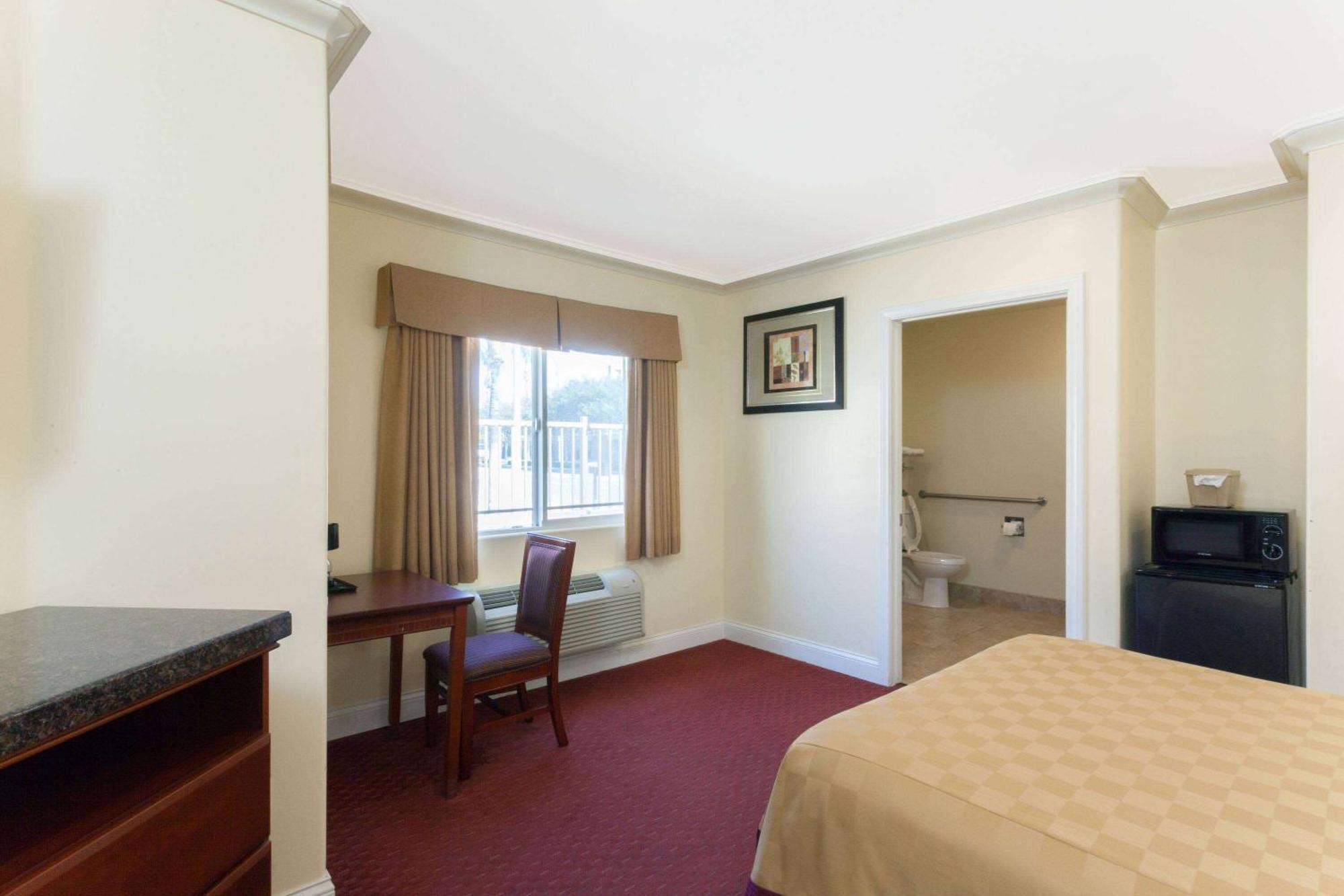 Travelodge By Wyndham Brea Bagian luar foto