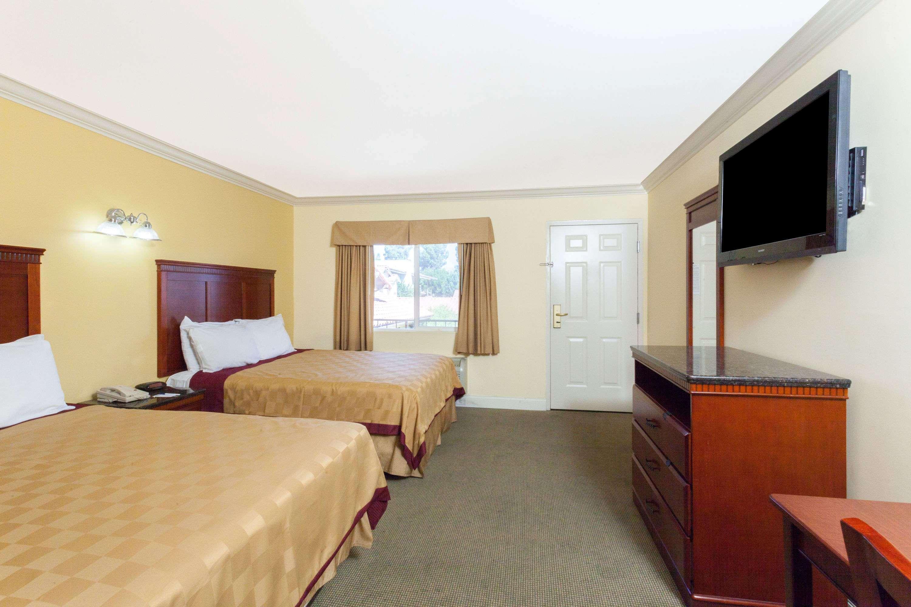 Travelodge By Wyndham Brea Bagian luar foto