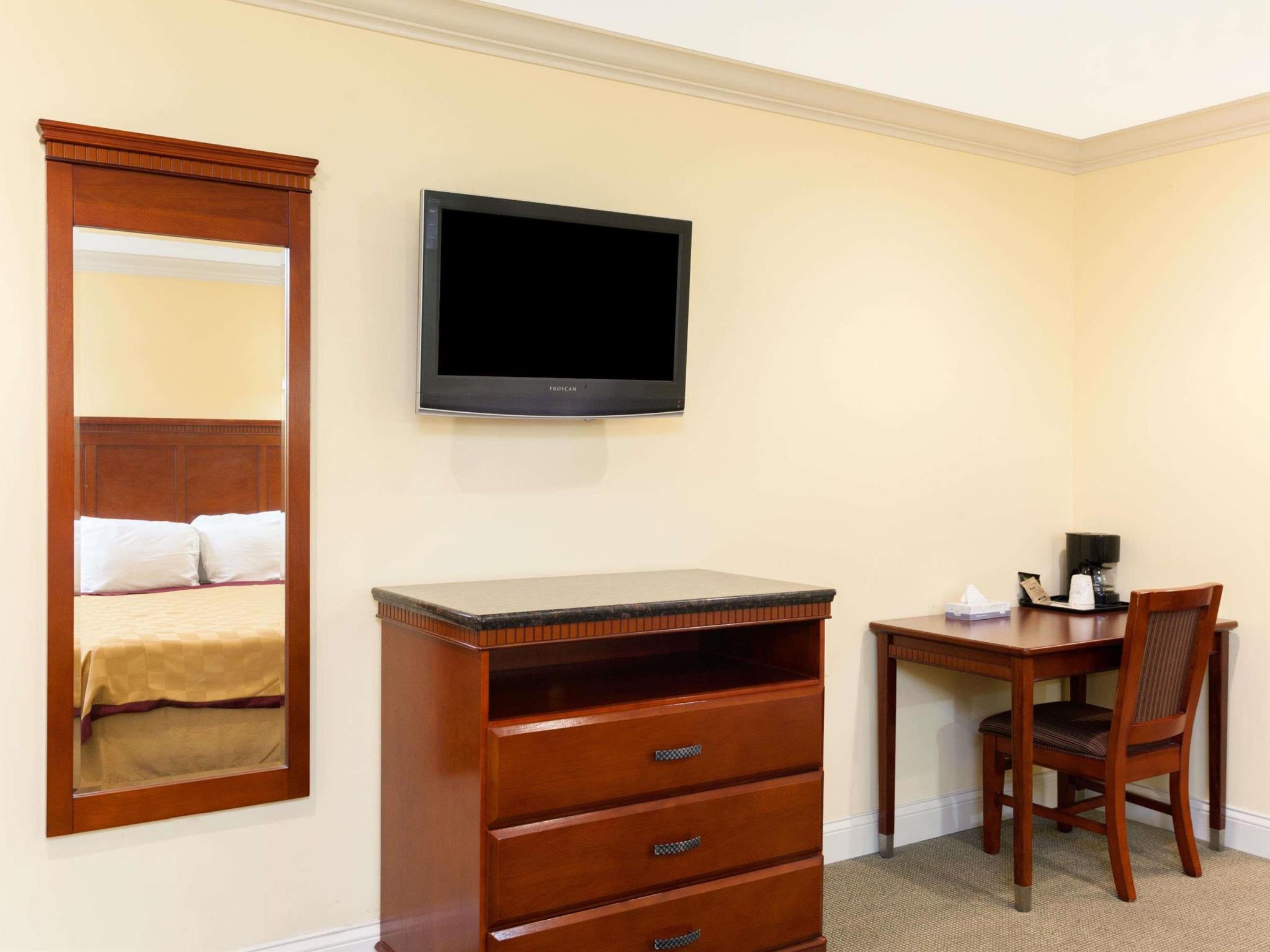 Travelodge By Wyndham Brea Bagian luar foto