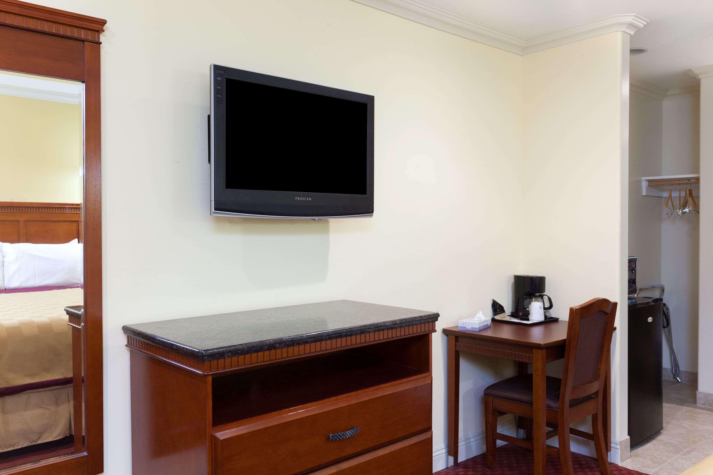 Travelodge By Wyndham Brea Bagian luar foto