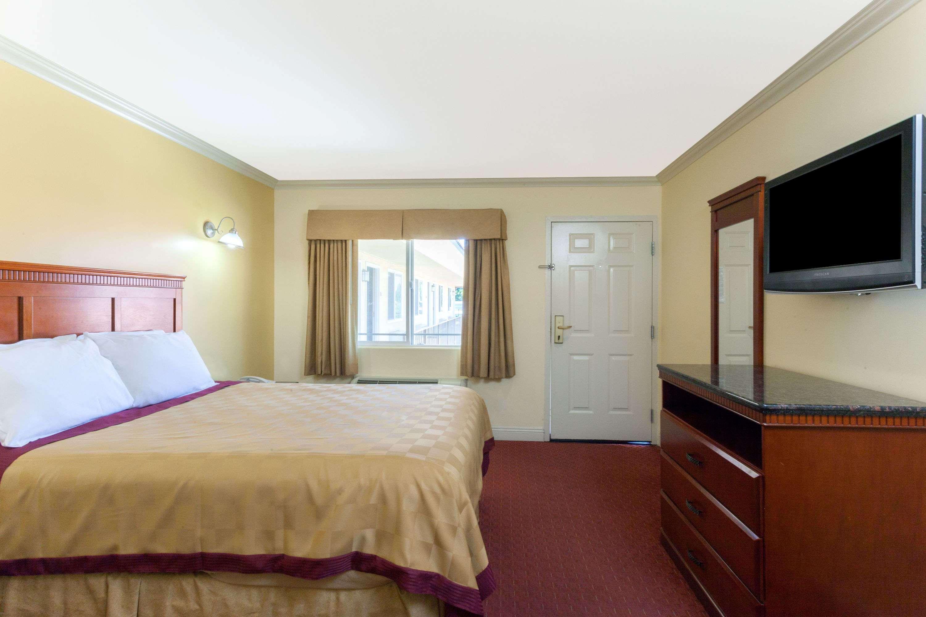 Travelodge By Wyndham Brea Bagian luar foto