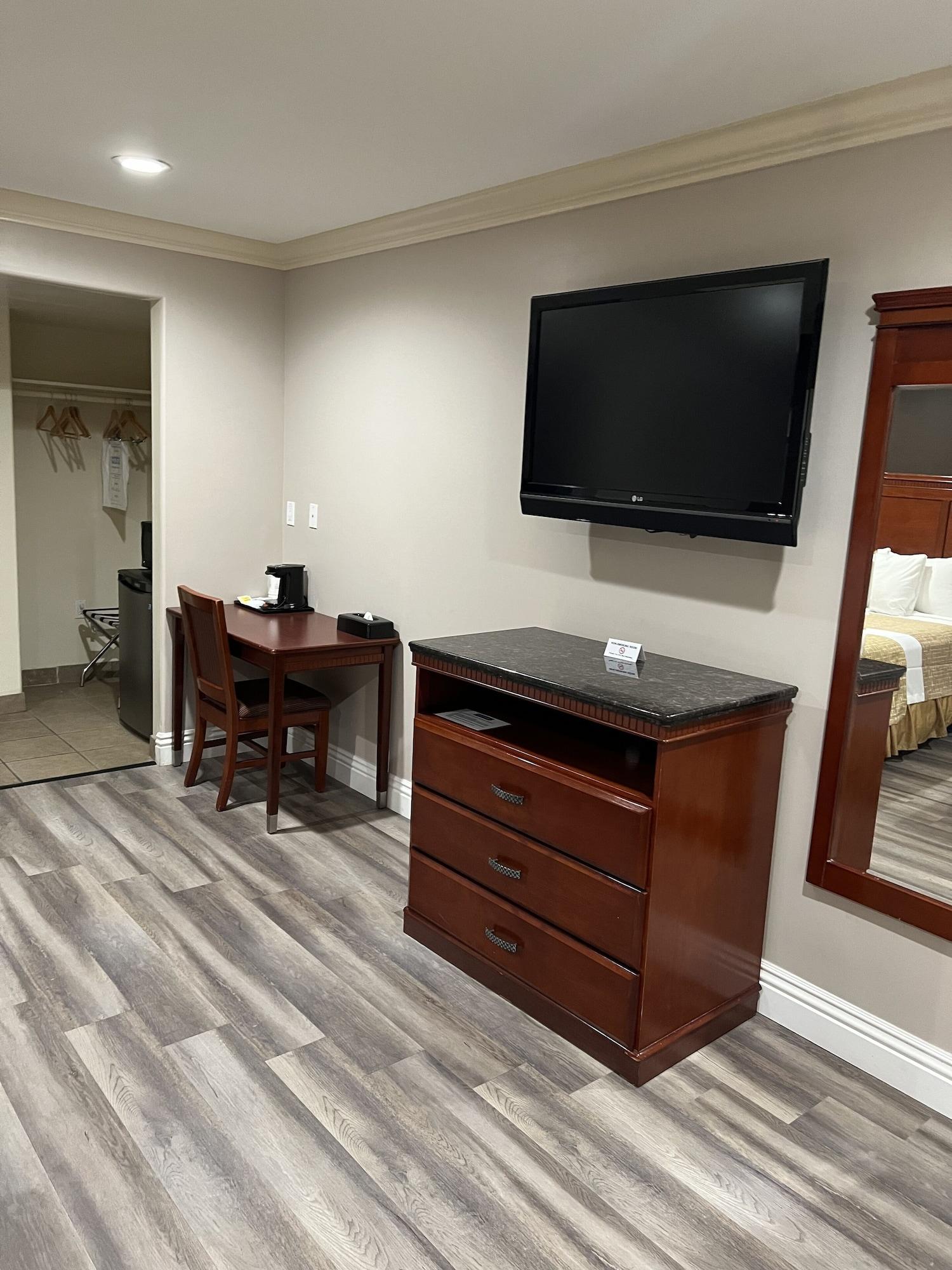 Travelodge By Wyndham Brea Bagian luar foto