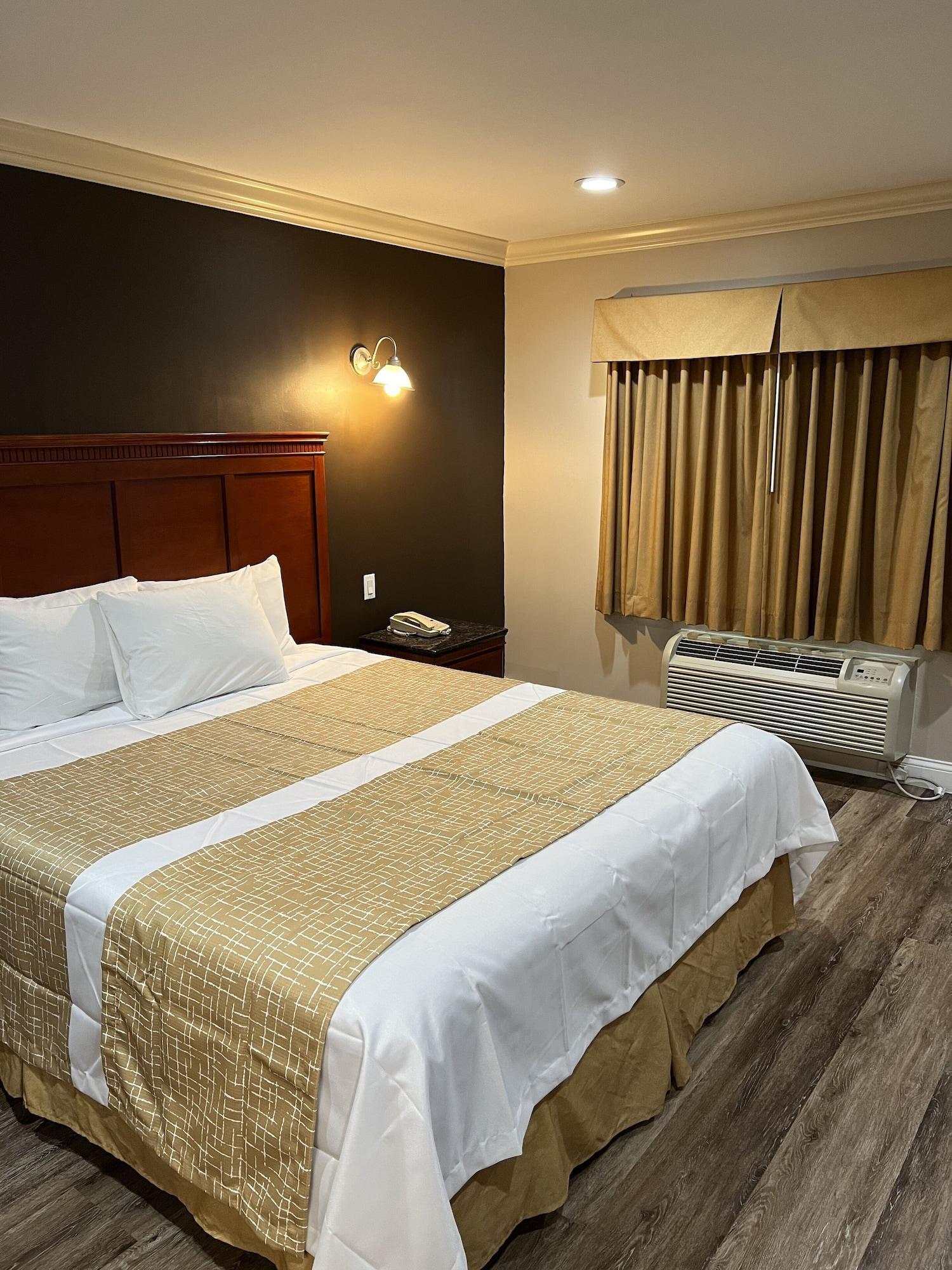 Travelodge By Wyndham Brea Bagian luar foto