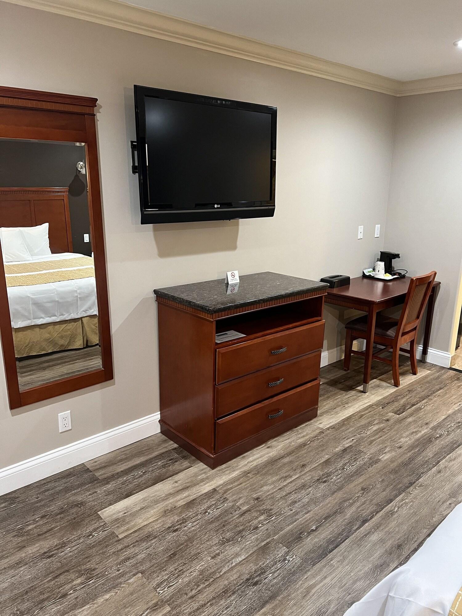 Travelodge By Wyndham Brea Bagian luar foto