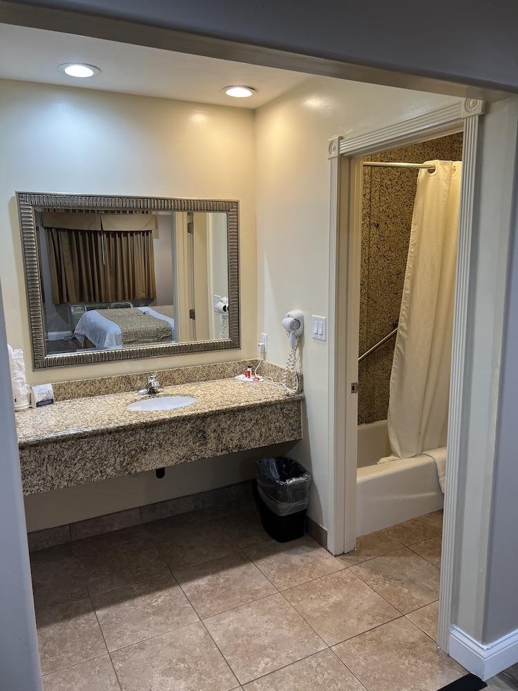 Travelodge By Wyndham Brea Bagian luar foto