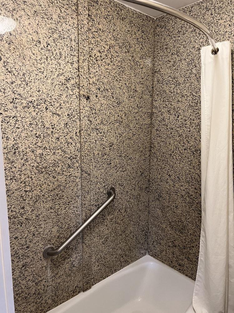 Travelodge By Wyndham Brea Bagian luar foto
