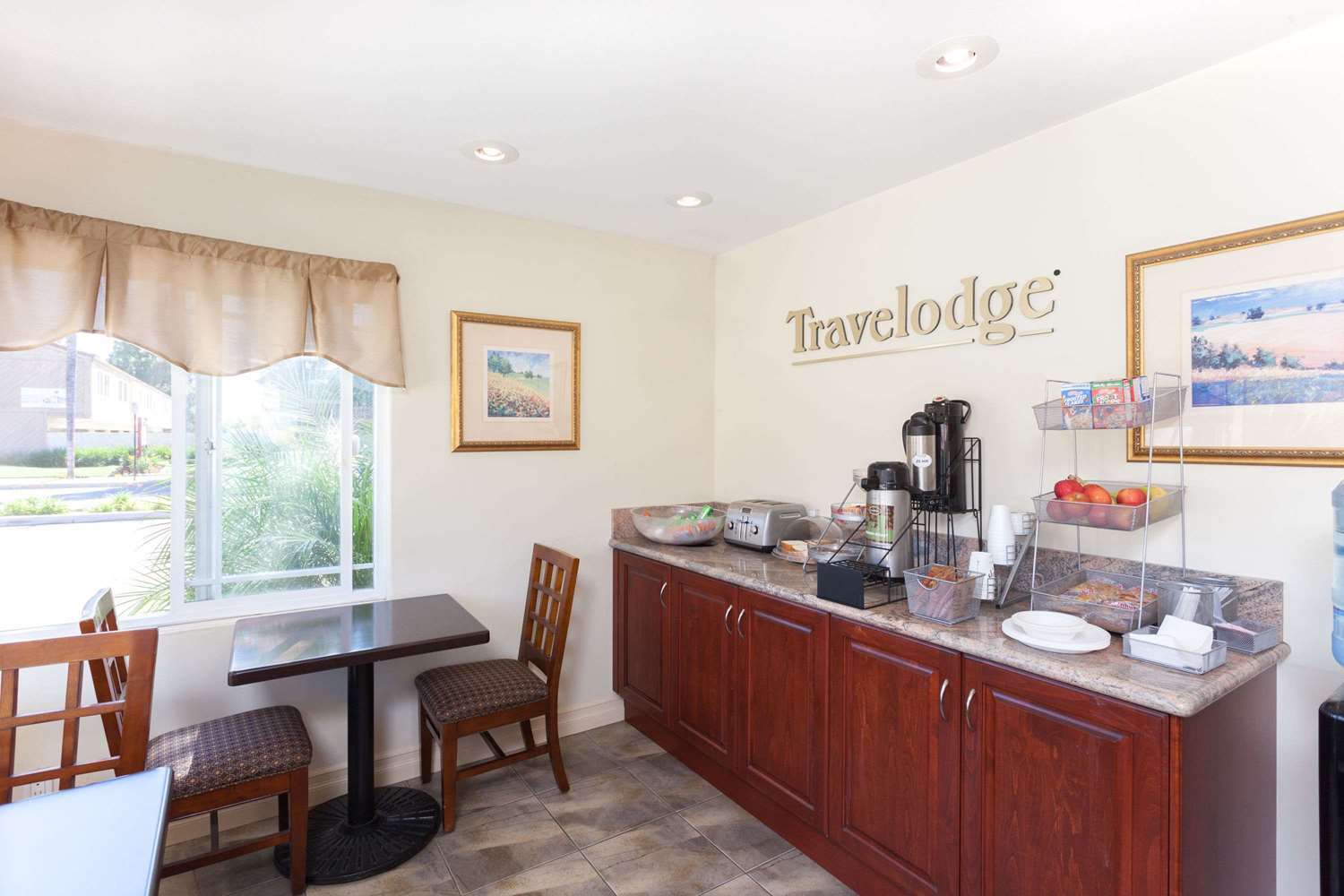 Travelodge By Wyndham Brea Bagian luar foto
